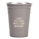 Dites ce que la tasse en métal